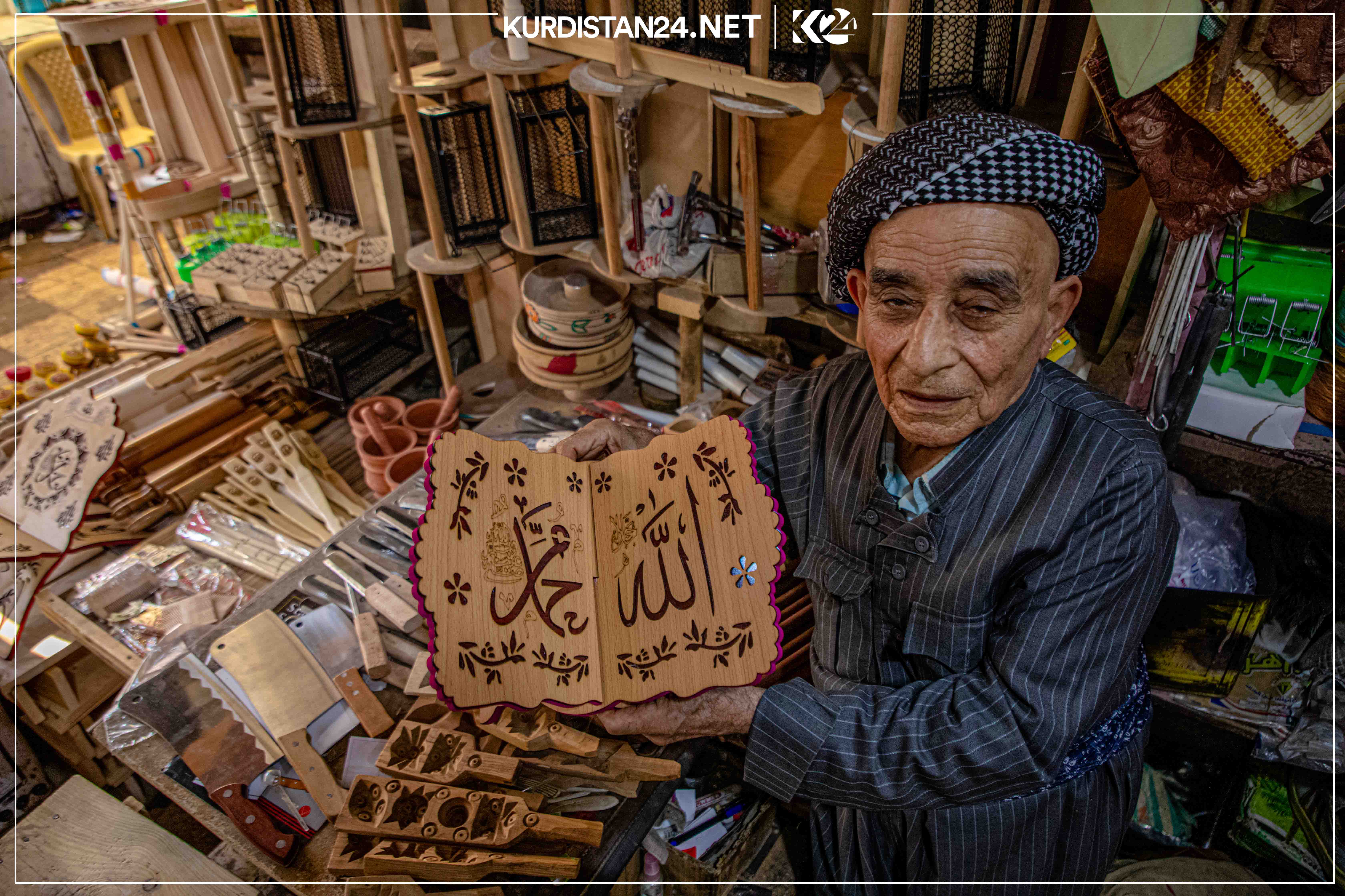  بەوێنە... دارتاشە بەتەمەنە دەمبەخەندەکەی قەیسەریی هەولێر